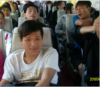 学生乘大巴赴黄河浏览区观光